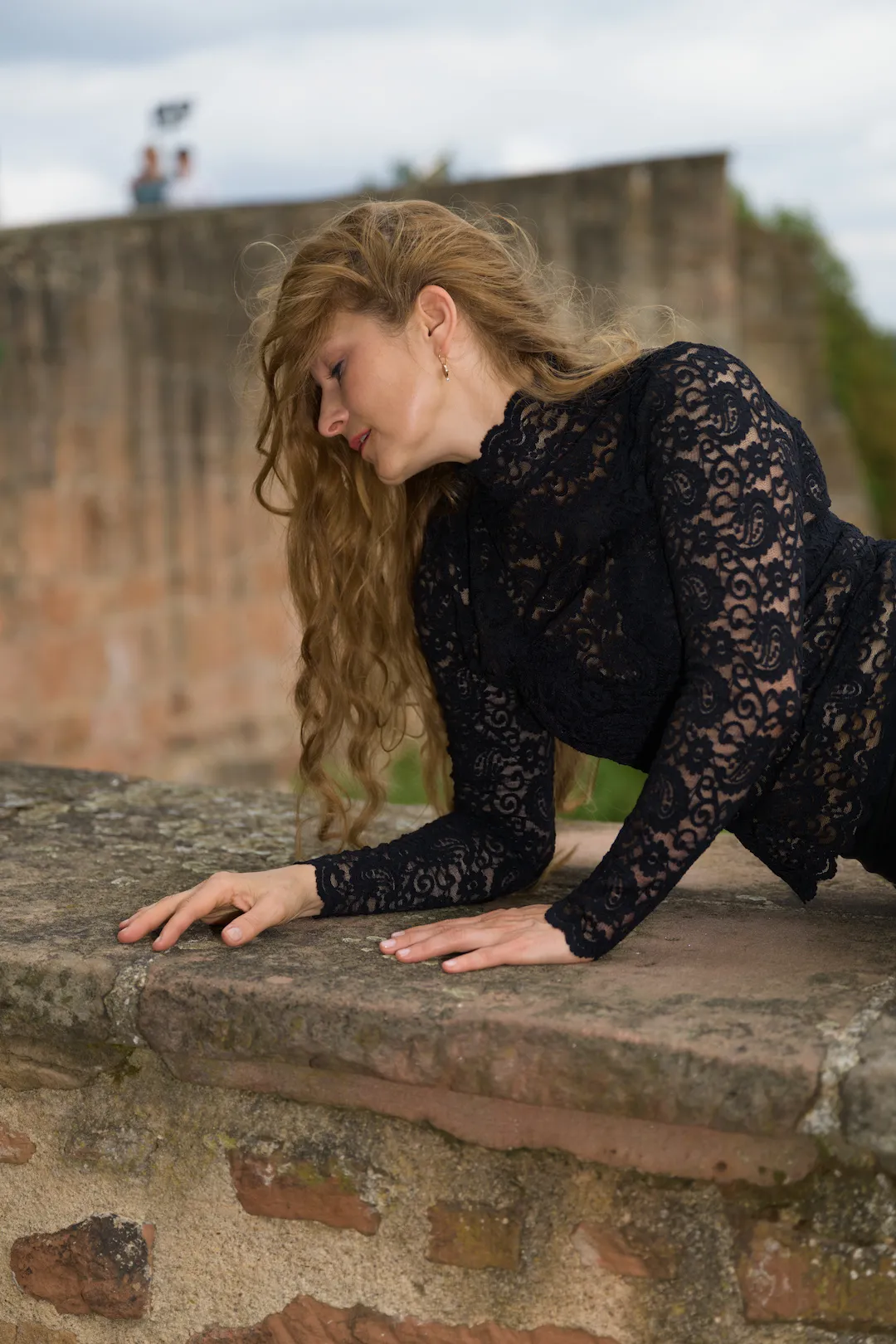 Dreamy pose with sculptural hair at Marburg Castle