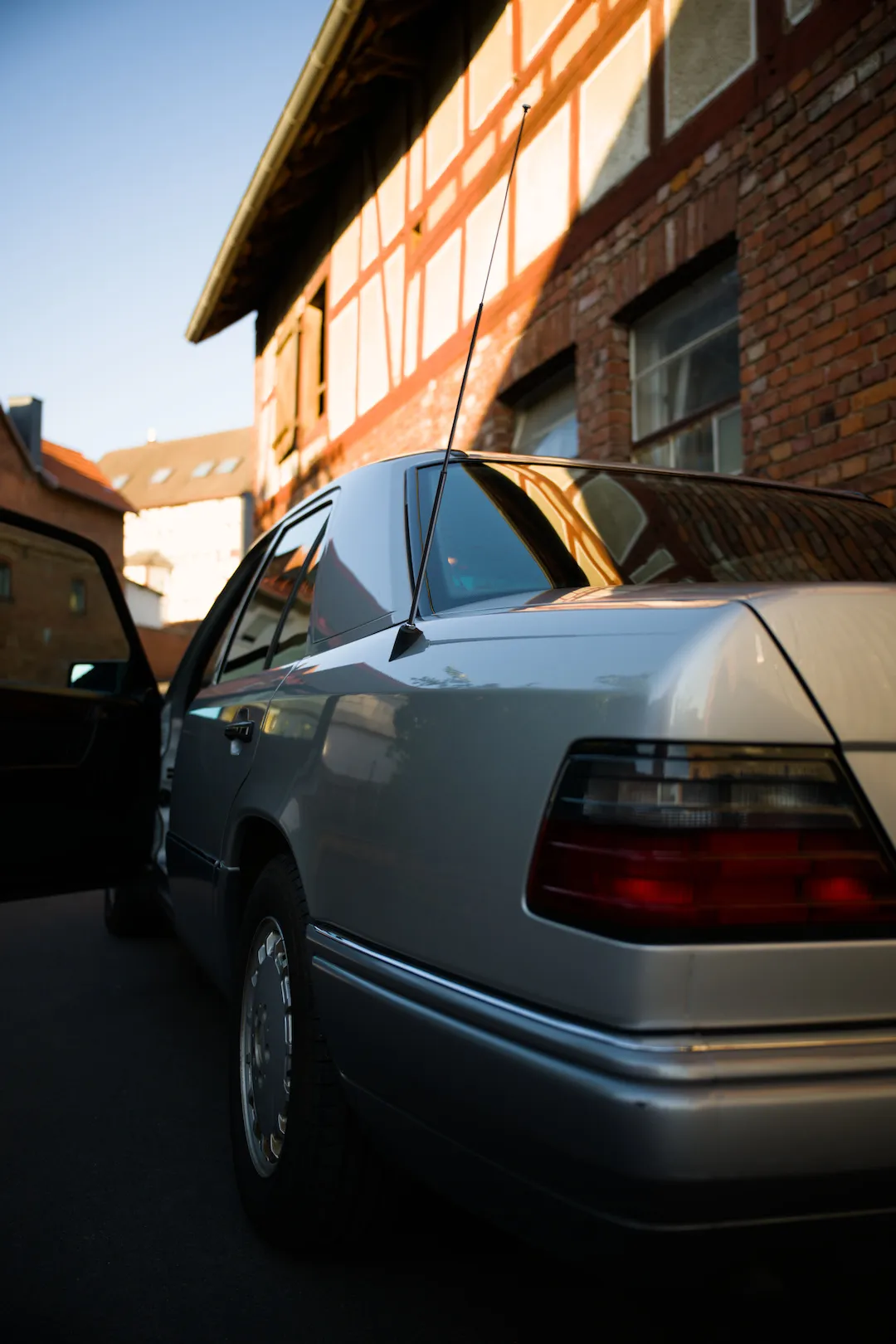 Mercedes W124 200E - The Three-Pointed Star