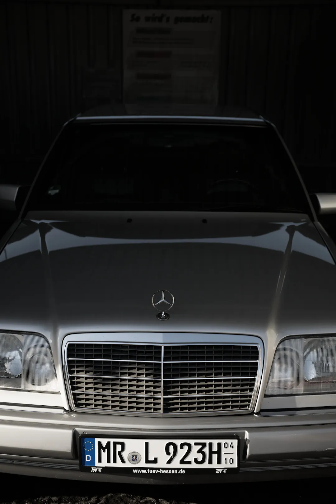Mercedes W124 200E - A Classic in Stillness