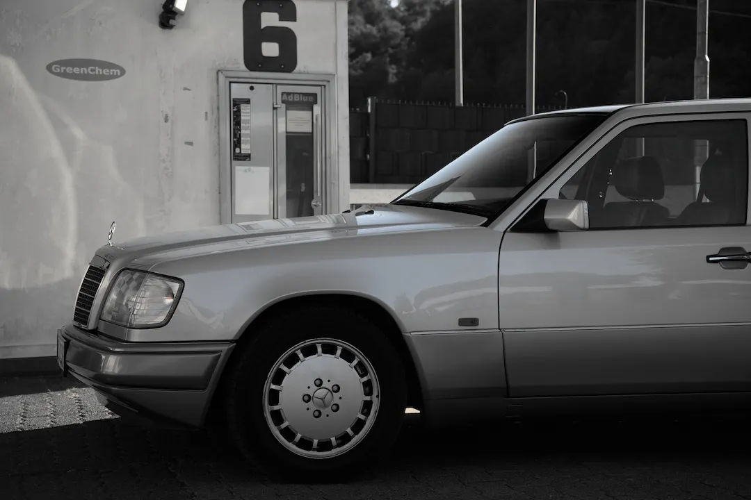Mercedes W124 200E - Industrial Elegance