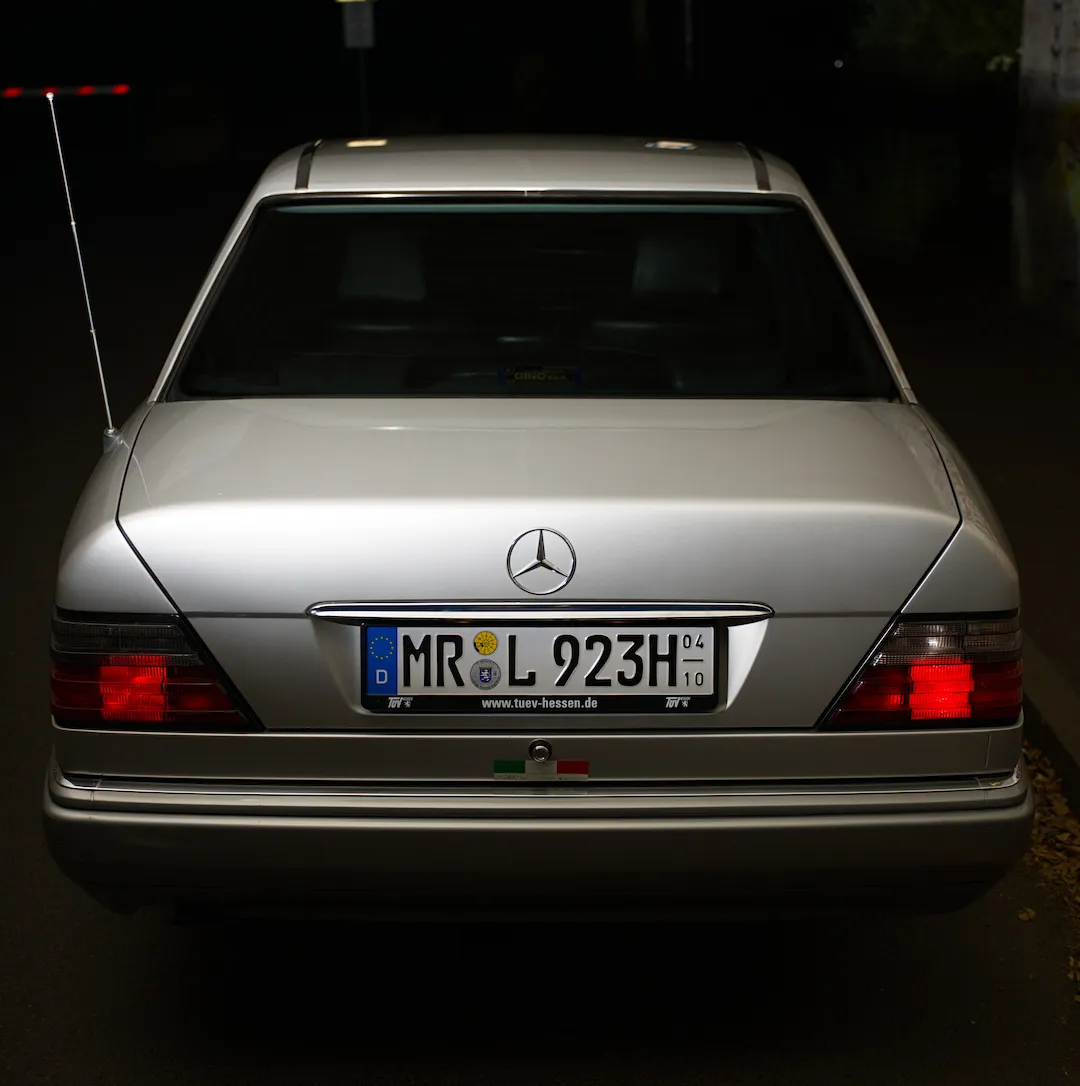 Mercedes W124 200E - Elegance in Stillness