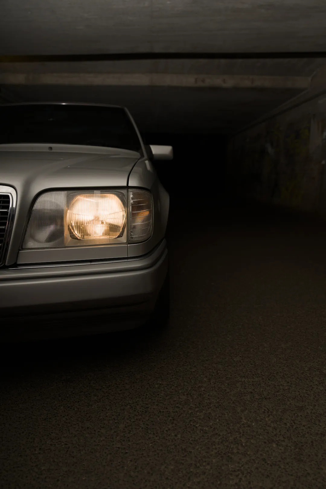 Mercedes W124 200E - Framed in Brick